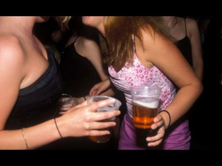 ஹாஸ்டலில் குடித்துவிட்டு, தோழியை கதறக் கதற பலாத்காரம் செய்த 4 கல்லூரி மாணவிகள்