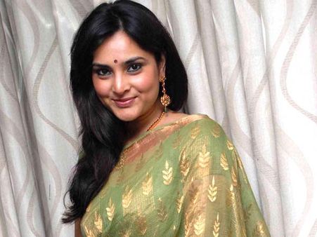 நடிகை ரம்யா டெஸ்ட் டியூப் பேபியா? சர்ச்சையை கிளப்பும் மாண்டியா தொகுதி எம்.எல்.ஏ