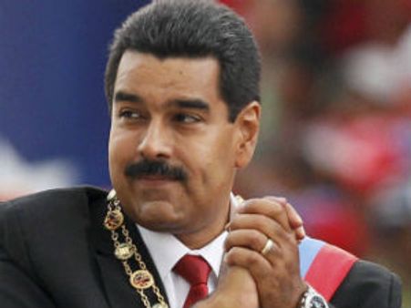 முன்னாள் அதிபர் சாவேஷின் கல்லறையில் தூங்கும் தற்போதைய வெனிசுலா அதிபர்