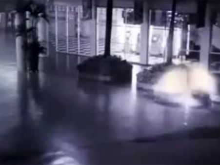 நள்ளிரவில் பூமிக்கு வந்த தேவதை… சிசிடிவி கேமராவில் பதிவான உருவத்தால் பரபரப்பு!