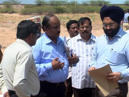 திருச்செந்தூர் அருகே தாது மணல் குவாரிகளில் ஆய்வு!! அதிகாரிகள் வாகனம் மோதி 2 பேர் படுகாயம்!