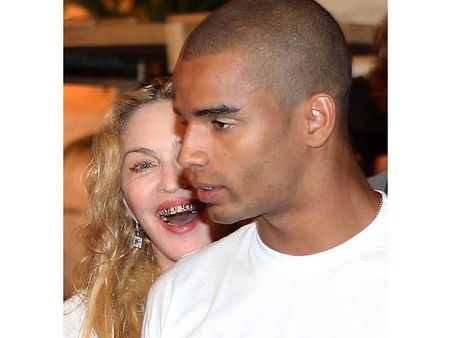 வைர பல் வளையம், இளம் பாய்பிரண்டுடன் வந்த மடோனா!