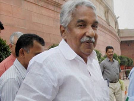 சோலார் மின் திட்ட ஊழல்.. நீதிவிசாரணைக்கு உத்தரவிட்டார் கேரள முதல்வர் உம்மன் சாண்டி!