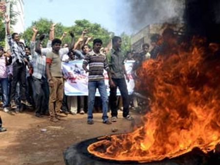 சீமாந்திராவில் 4 லட்சம் அரசு ஊழியர்கள் போராட்டத்தால் அரசு நிர்வாகம் ஸ்தம்பிப்பு