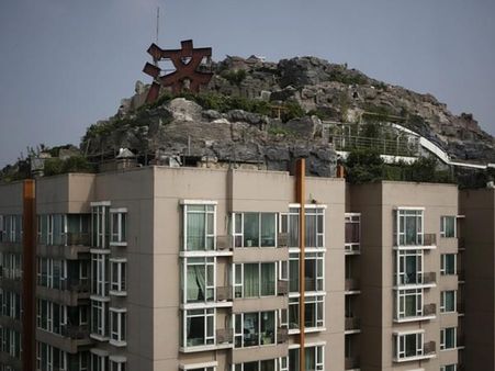 சீனாவில், 8,600 ச.அடியில் 26வது ‘மொட்டை’ மாடியில் செயற்கை மலை: இடித்துத் தள்ள உத்தரவிட்ட நகராட்சி