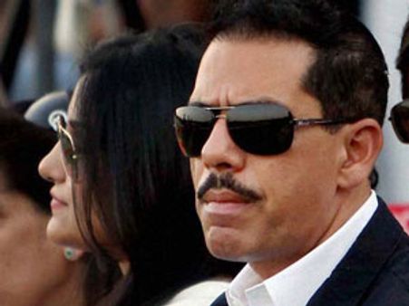 வதேராவின் நிலக் கொள்ளை.. சோனியாவுக்கு வரிந்து கட்டி வக்காலத்து வாங்கும் பகுஜன், சமாஜ்வாடி!