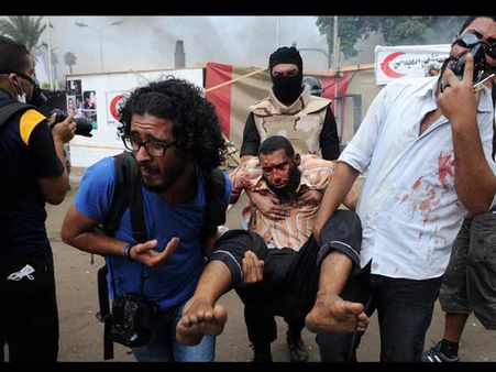 போர்க்களமான கெய்ரோ.. ஒரே 43 போலீஸ் உட்பட 300 பேர் பலி... அவசர நிலை பிரகடனம்