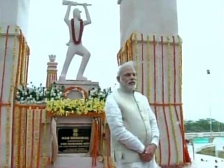 இந்திய- பாக்.எல்லையில் ஜவான்களுடன் நரேந்திர மோடி!