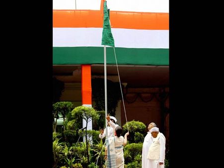 காங். தலைமையகத்தில் களைகட்டிய சுதந்திர தின விழா! தேசியக் கொடியேற்றிய சோனியா!