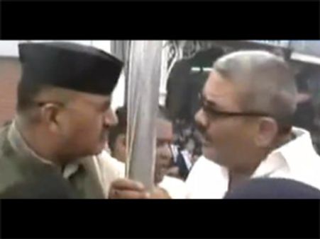 சுதந்திரதின விழா: பாஜக-காங்கிரஸ் அடிதடி- கொடியேற்றிய 3 வயது சிறுவன்