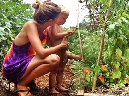 நிர்வாண கோலத்தில் தலைகீழாக குழந்தைக்குப் பால் கொடுத்த பெண்....!