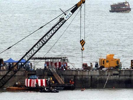 நீர்மூழ்கிக் கப்பலில் இருந்து 5 உடல்கள் மீட்பு: மீதமுள்ள 13 பேரின் கதி தெரியவில்லை