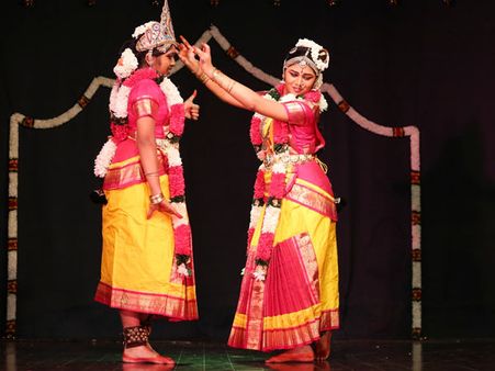 சென்னையில் அரங்கேற்றம் செய்த துபாய் பள்ளி மாணவிகள்