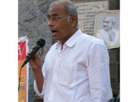 மூட நம்பிக்கைகளுக்கு எதிராக போராடிய பகுத்தறிவுவாதி தபோல்கர் சுட்டுக் கொலை!