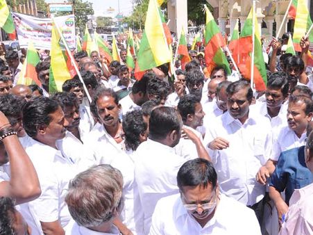 தூத்துக்குடி: வருமானவரி அலுவலகத்தை முற்றுகையிட முயன்ற வேல்முருகன் கைது