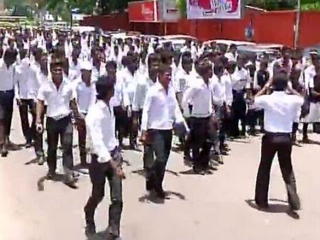 மெட்ராஸ் கபே வேண்டாம்... வெடித்தது மாணவர் போராட்டம்.