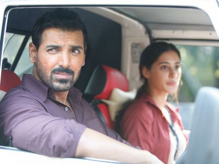 தமிழரை மோசமாக சித்தரிக்கும் மெட்ராஸ் கபேயை மும்பையிலும் திரையிடக் கூடாது - பாஜக