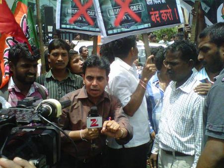 மெட்ராஸ் கஃபேக்கு எதிராக மும்பையில் மாணவர்கள், பாஜக தொண்டர்கள் போராட்டம்