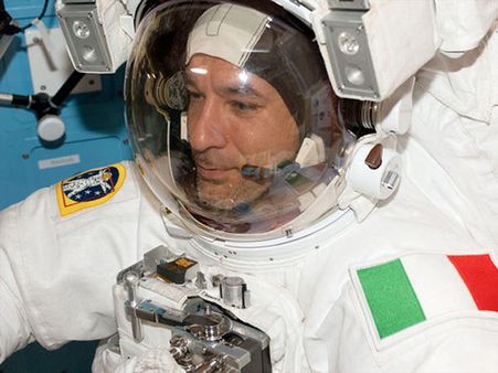 விண்வெளியில் ஹெல்மட்டில் புகுந்த நீர்... திசை மாறிய பயணம்...விண்வெளி வீரரின் திக்..திக்.. நிமிடங்கள்