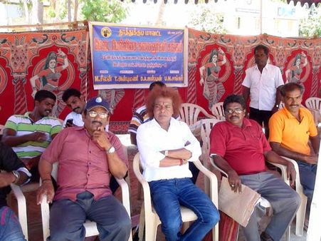 பாட்டுப் பாடியபடி தூத்துக்குடியில் மேடைப் பாடகர்கள் உண்ணாவிரதம்