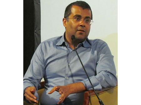 ரூபாய் மதிப்பு சரிவை பலாத்காரத்துடன் ஒப்பிட்டு ட்விட் செய்த சேட்டன் பகத்