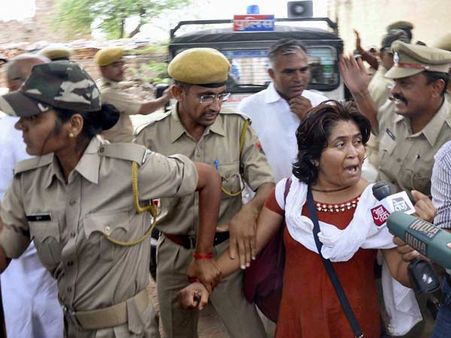 அரெஸ்டாகிறார் அசாராம் பாபு? ஆசிரமத்திற்குள் போலீஸ் நுழைந்தது! உதவியாளர் சரண்!!