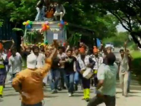 வன்முறையில் ஈடுபடும் கல்லூரி மாணவர்கள் உடனே டிஸ்மிஸ்!!