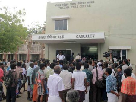 பாளையங்கோட்டையில் சட்டக்கல்லூரி மாணவர் வெட்டிக் கொலை... பதற்றம்