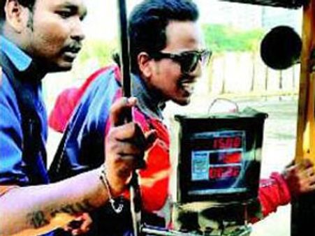 மும்பையில் ஆட்டோவில் தனியாக சென்ற இளம்பெண்ணிடம் பைக்கில் வந்த 2 பேர் சில்மிஷம்