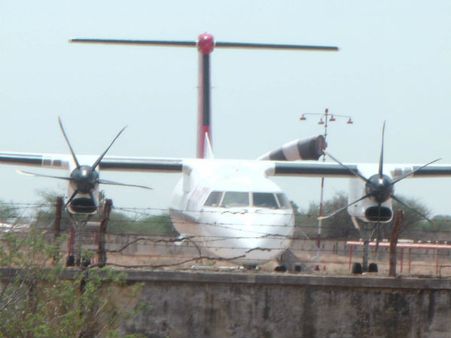 தூத்துக்குடி விமானத்தில் தீ - தேமுதிக, சரத் கட்சி எம்.எல்.ஏக்கள் உள்ளிட்டோர் உயிர் தப்பினர்