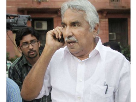 உம்மன் சாண்டிக்கு கருப்புக் கொடி காட்டியவரின் மர்ம உறுப்பில் சரமாரியாக அடித்த எஸ்.ஐ.!