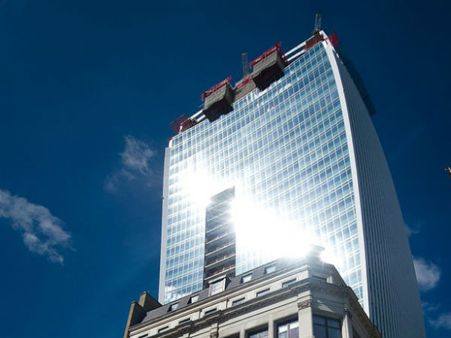 மின் சூரியனால் சுட்டுப் பொசுக்கும் லண்டனின் 37 மாடி ‘வாக்கி டாக்கி’ கட்டிடம்!