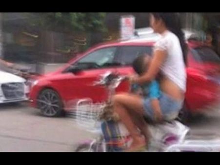 பசியால் அழுத குழந்தை... மொபைட் ஓட்டியவாறு ‘தாய்ப்பால்’ கொடுத்த சீனப்பெண்