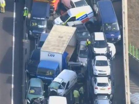 இங்கிலாந்தில் கடும் மூடுபனி: 10 நிமிடத்தில் 100 வாகனங்கள் மோதல்- 200 பேர் காயம்