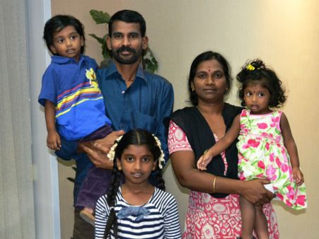 தட்ஸ் தமிழ் வாசகர்களால் ஷார்ஜாவில் இணைந்த தமிழ்க் குடும்பம்: கண்ணீர் மல்க நன்றி தெரிவித்த தம்பதி