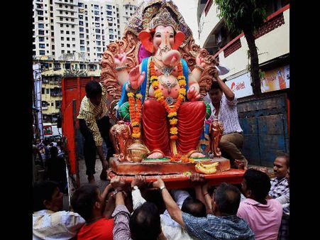 விநாயகர் சதுர்த்தி: தமிழகம் முழுவதும் உற்சாக கொண்டாட்டம்… 10,000 போலீசார் பாதுகாப்பு