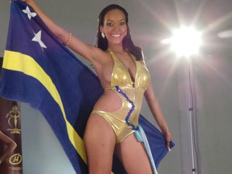 தாய்மை பொங்க பிகினி உடையில் வந்த மிஸ் குரகாவோ.. அழகிப் போட்டியிலிருந்து நீக்கம்!