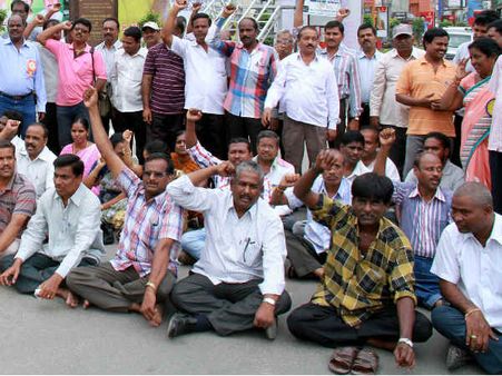 1 லட்சம் மின்வாரிய ஊழியர்கள் போராட்டம்! இருளில் மூழ்கிய சீமாந்திரா!!