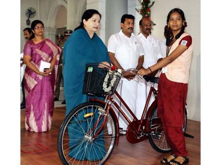 முதல் 3 இடம் பெற்ற மாணவ, மாணவிகளுக்கு சைக்கிள், ரொக்கப்பரிசு கொடுத்து ஜெ. வாழ்த்து