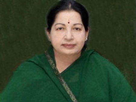 அண்ணா படத்திற்கு ஜெயலலிதா மலர் தூவி அஞ்சலி