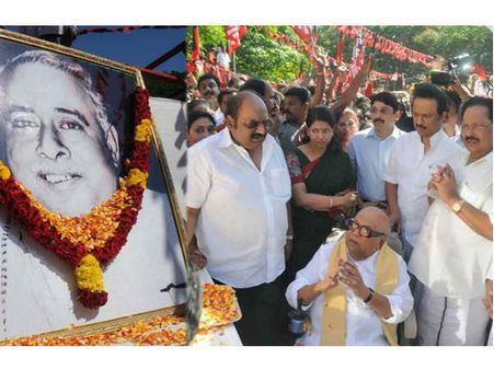 அண்ணா பிறந்த நாள்... சிலைக்கு கருணாநிதி நேரில் அஞ்சலி