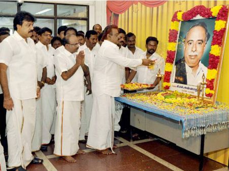 அண்ணாவுக்கு விஜயகாந்த் மரியாதை... பண்ருட்டியார் மிஸ்ஸிங்