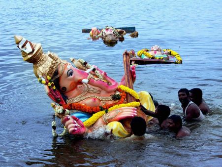 2வது நாளாக சென்னையில் இன்று 1,400 விநாயகர் சிலைகள் கடலில் கரைப்பு