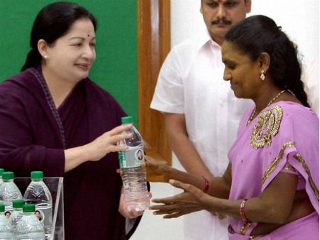 10 ரூபாய் கொடுத்து அம்மா குடிநீர் பாட்டில் வாங்கிய ஜெ.!