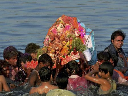 டெல்லியில் யமுனையில் விநாயகர் சிலைகளை கரைக்கையில் 7 பேர் நீரில் மூழ்கி பலி