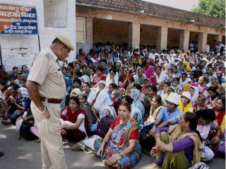 சிறை வாசலில் விரதமிருந்த மக்கள்: அசாராம் அளித்த புனித நீரை விநியோகித்த போலீஸ்