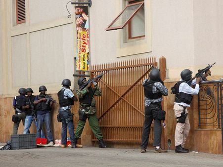 கென்யா ‘வெஸ்ட் கேட்’ தாக்குதல்: 2 தீவிரவாதிகள் சுட்டுக் கொலை