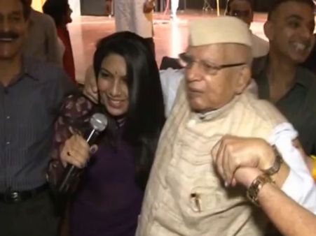 90 வயதானாலும் ஓயாத என்.டி.திவாரி.. பெண் தொகுப்பாளினியுடன் 'வலுக்கட்டாய' நடனம்