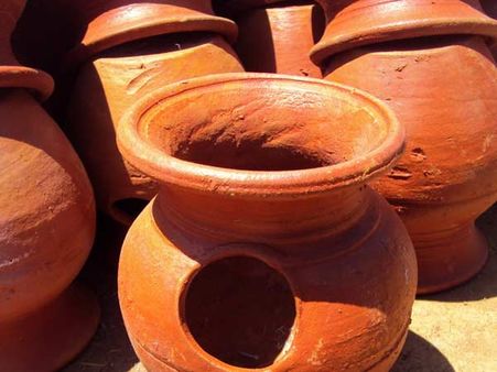 மானாமதுரையில் குருவி பானை தயாரிக்கும் பணி தீவிரம்