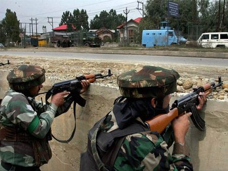 தீவிரவாதிகளுடன் பாதுகாப்பு படையினர் கடும் துப்பாக்கிச் சண்டை